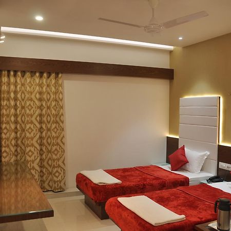 Ashish Restaurant And Guesthouse Surat Esterno foto