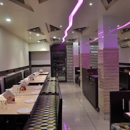 Ashish Restaurant And Guesthouse Surat Esterno foto