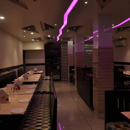 Ashish Restaurant And Guesthouse Surat Esterno foto