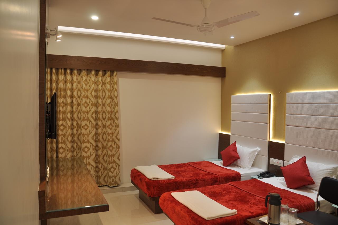 Ashish Restaurant And Guesthouse Surat Esterno foto
