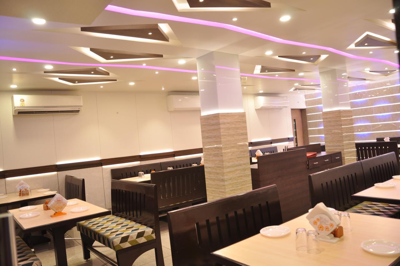 Ashish Restaurant And Guesthouse Surat Esterno foto