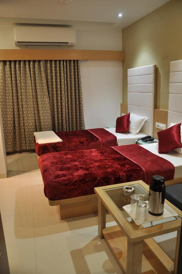 Ashish Restaurant And Guesthouse Surat Esterno foto