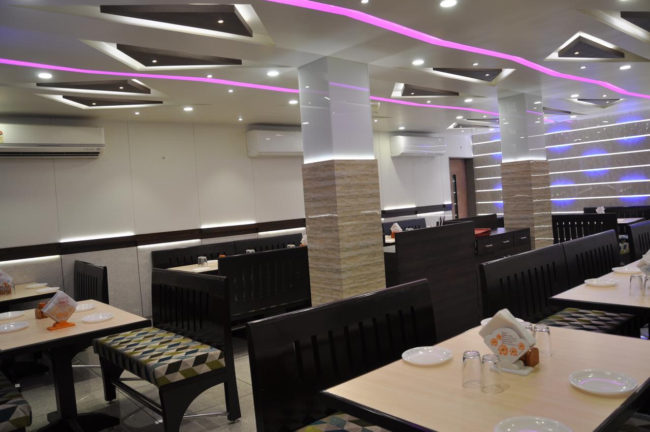Ashish Restaurant And Guesthouse Surat Esterno foto