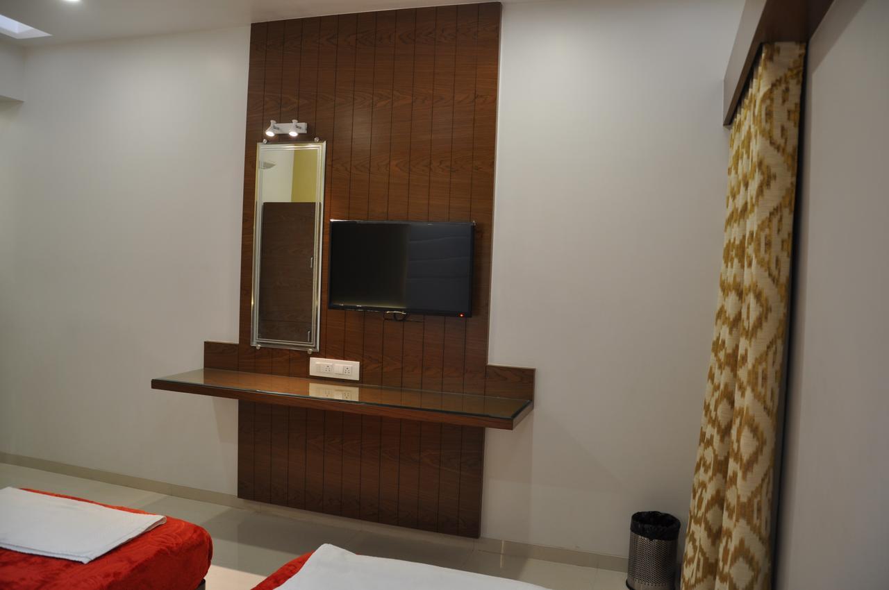 Ashish Restaurant And Guesthouse Surat Esterno foto