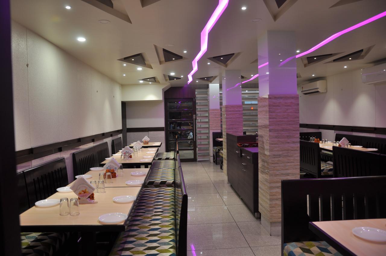 Ashish Restaurant And Guesthouse Surat Esterno foto