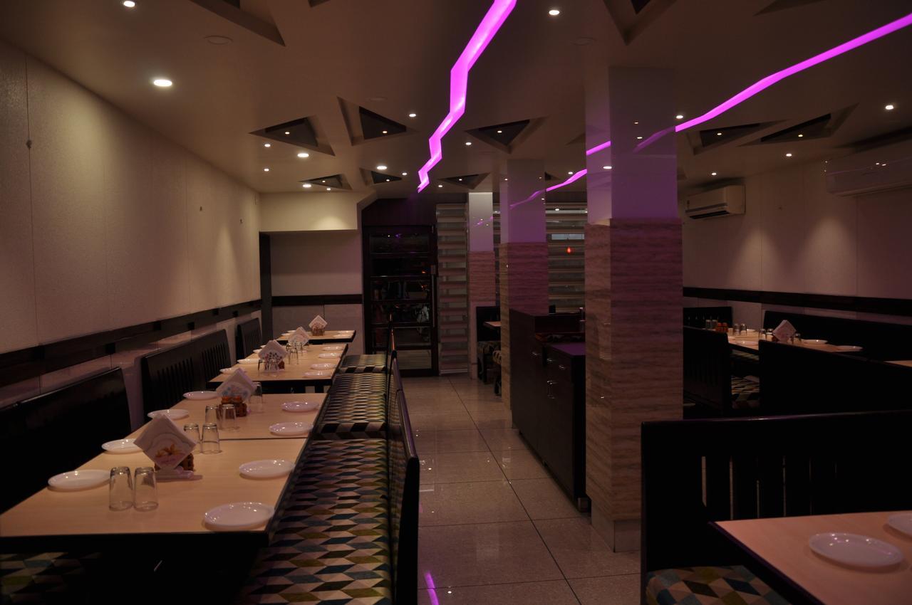 Ashish Restaurant And Guesthouse Surat Esterno foto